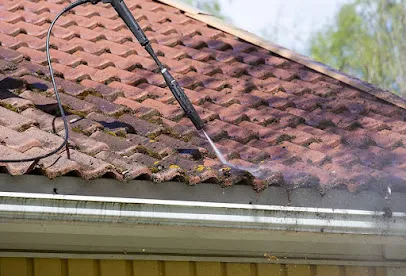 Image de A.J Toit 64 - Couvreur Bayonne - Réparation - Nettoyage démoussage toiture - Artisan 64