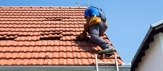 Image de Artisan VADOCHE : couvreur charpentier, zingueur spécialiste en pose de gouttière, bâchage de toiture.