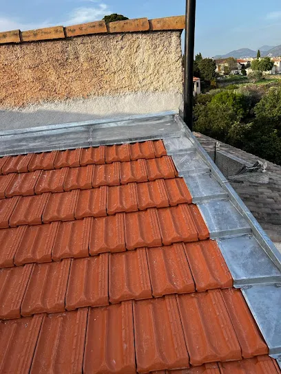 Image de ARTISANS ID TOITURE CHARPENTIER 83