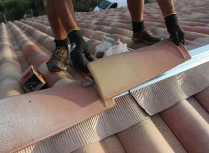 Image de Couvreur Antibes 06 Alpes-Maritimes : AZUR COUVERTURE - Entreprise de rénovation, nettoyage, démoussage, réparation toiture