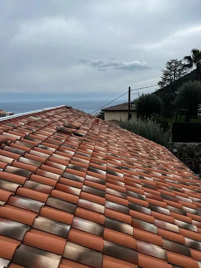 Image de Couvreur Cavalaire-sur-Mer, Charpentier, Zingueur, Étancheur, Étanchéité (Devis et Déplacement Gratuit)