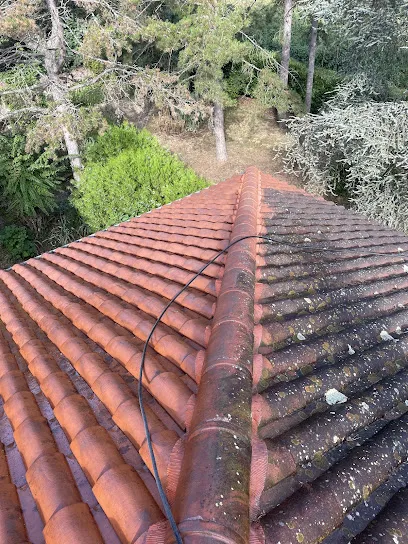 Image de Couvreur Dardilly 69 Clement Pro Nettoyage toiture et Façade Nettoyage de tombe Lyon