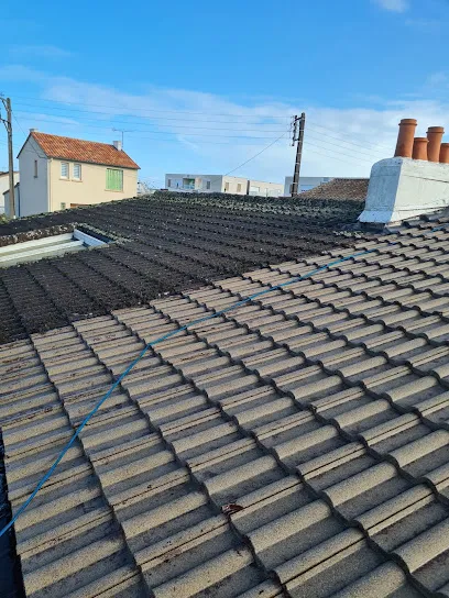 Image de Couvreur Gp Rénovation - nettoyage de toiture Poitiers : peintre fuite de toiture buxerolles Couvreur Chassneuil du Poitou