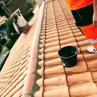 Image de Couvreur – Nicolas Provence Toiture | Recherche de Fuites & Rénovation à Aix-en-Provence, Salon , Vitrolles et alentours