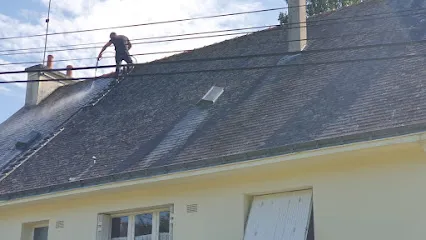 Image de Couvreur Quimper Cairhaix-Plouguer Carl Claudi Nettoyage Toiture Traitement de charpente Velux