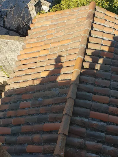 Image de Couvreur RT Couverture Marseille - Recherche de fuites - Changement de tuiles - Intervention rapide Bouches du Rhône