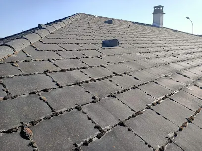 Image de entreprise bouillon couverture Demoussage de toiture traitement de façades peinture sur toiture ravalement de façades