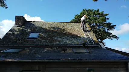 Image de HUET COUVERTURE RAVALEMENT COUVREUR Démoussage nettoyage Toiture Façade Recherche Fuite peinture Gouttières Morbihan