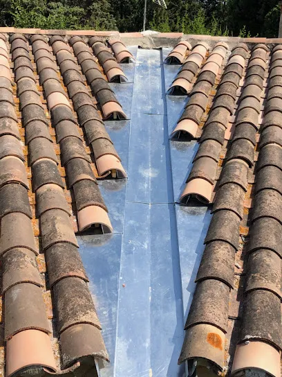 Image de 𝐋𝐞𝐬 𝐓𝐨𝐢𝐭𝐬 𝐃𝐮 𝐒𝐮𝐝 - Couvreur / Zingueur - Fenêtre de Toit -