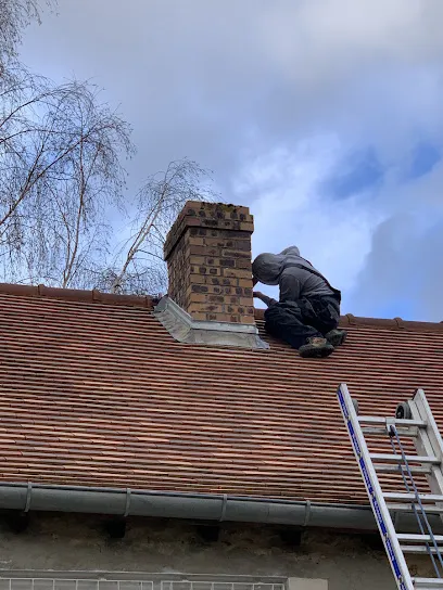 Image de LJ Couvreur - Nettoyage de toiture - Recherche de Fuites - Réparations