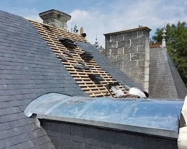 Image de LS RENOV Couvreur 29 : Artisan couvreur Démoussage, changement de tuile Etanchéité fuites toiture réparation Finistère 29
