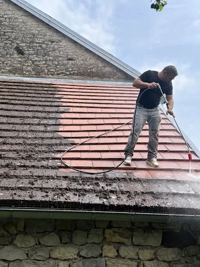 Image de [MAXIMOFF TOITURE Père et fils] Charpente Couverture Zinguerie intervention dépannage d’urgence 24/24 à froideconche 70300