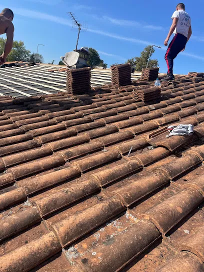 Image de R.M couverture: charpente, demoussage toiture, zinguerie, étanchéité, remplacement et rénovation toiture...