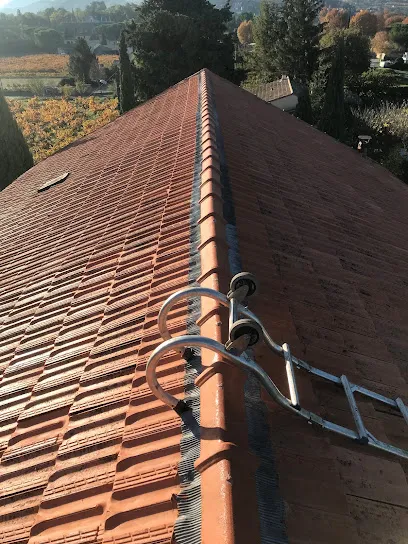 Image de rénovation immobiliere : Artisan couvreur Démoussage Réparation toiture Peinture Maçonnerie 84 Vaucluse Valréas Nyons Orange