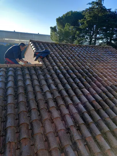 Image de Rey :Couvreur : Rénovation : Nettoyage : toiture&façade : Recherche de fuite.