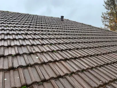 Image de SC Couvreur Zinguerie Ravalement et peinture mur extérieur Pose et nettoyage de gouttière démoussage de toiture Yvelines 78