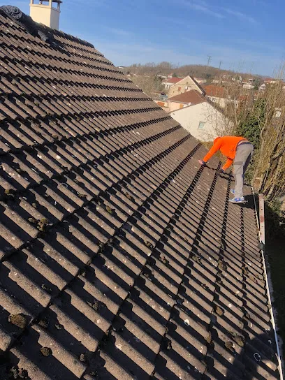 Image de SD RÉNOVATION COUVERTURE&DEMOUSSAGE TOITURE&PEINTURE(SOS INTERVENTION INFILTRATION)