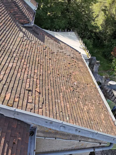 Image de wh artisan couvreur Réparation fuite Nettoyage toiture Étanchéité façade 910 route de st omer 62100 calais